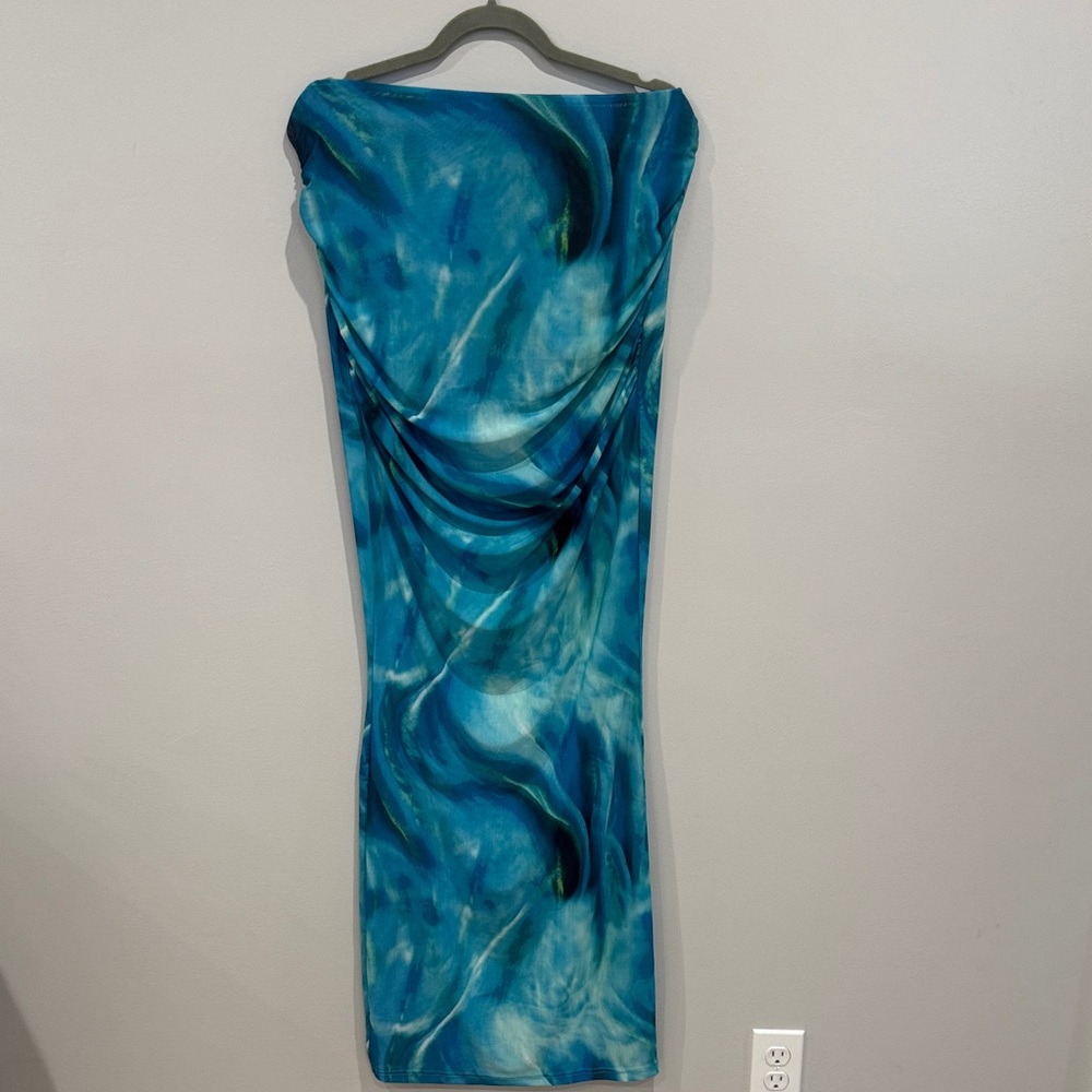 PrettyLittleThing Strapless Blue Marble Dress